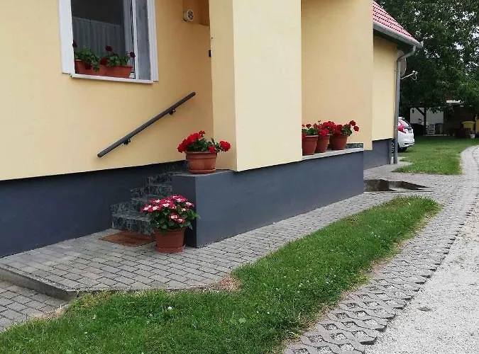 - Balaton 18030 Feriehus